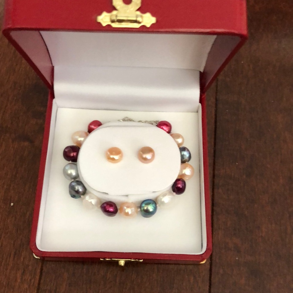 Saltwater pearl bracelet and earrings